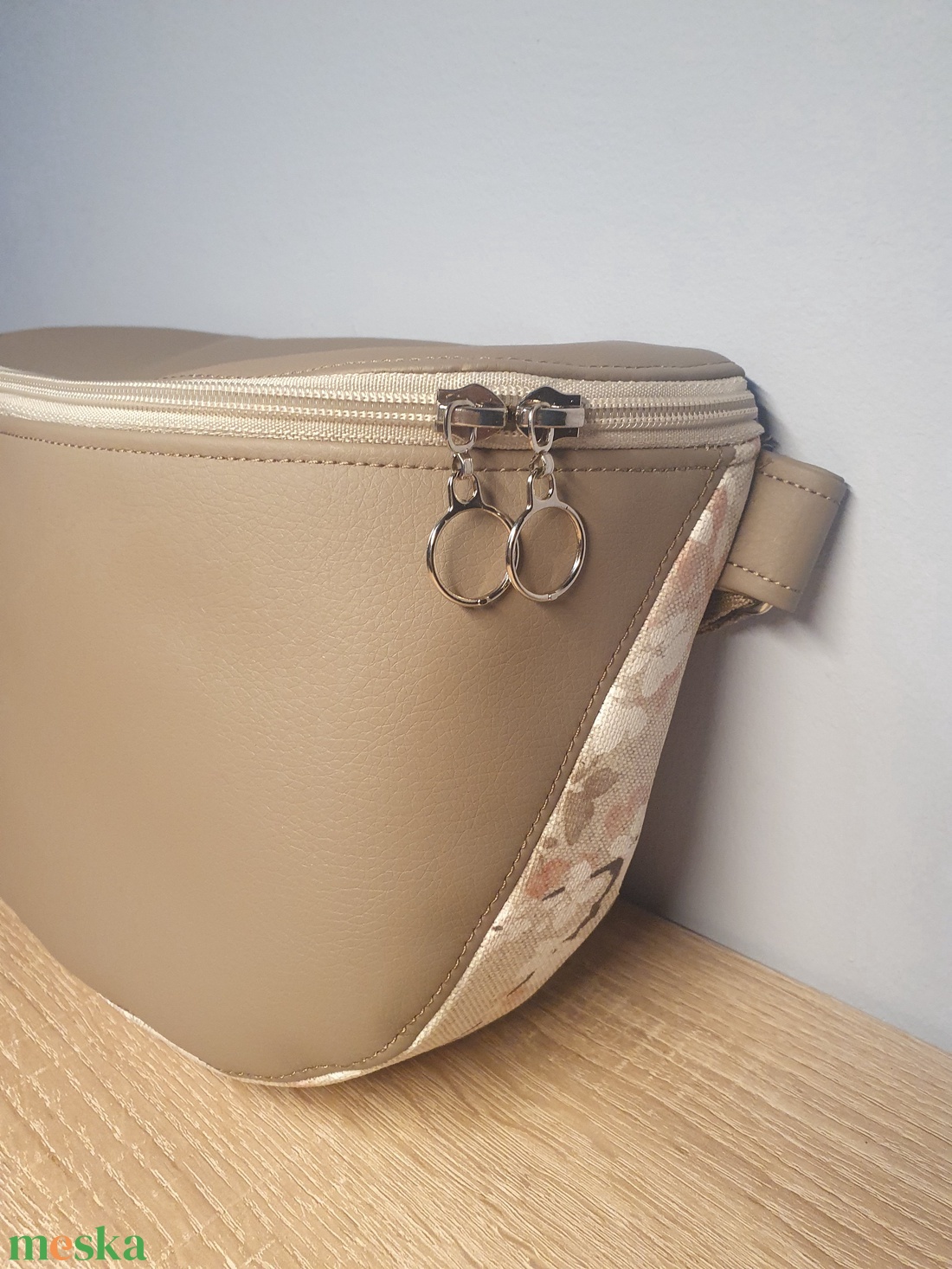 Oldaltáska szürkésbarna-virág mintás - táska & tok - kézitáska & válltáska - vállon átvethető táska - Meska.hu