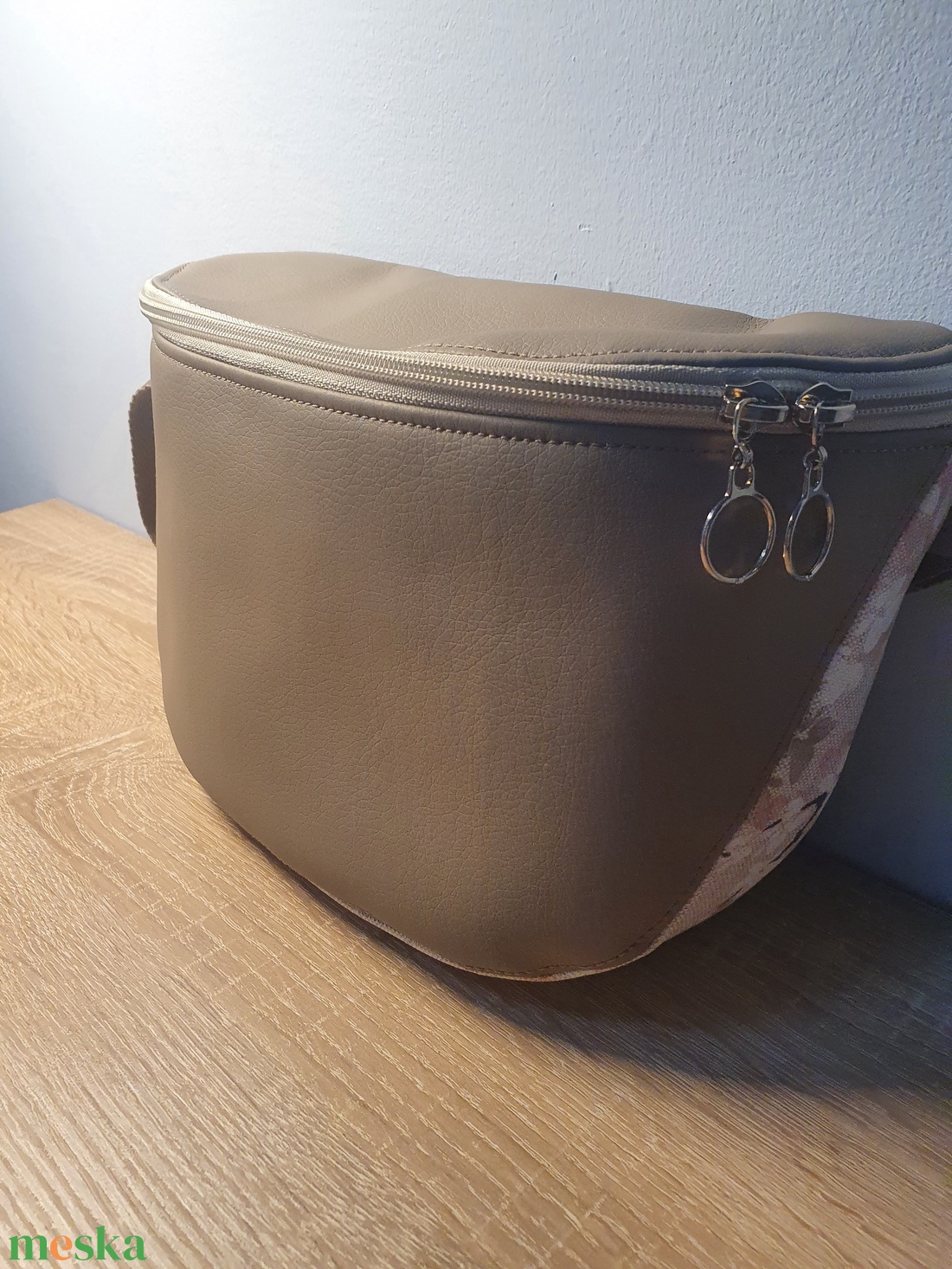 Oldaltáska szürkésbarna-virág mintás - táska & tok - kézitáska & válltáska - vállon átvethető táska - Meska.hu