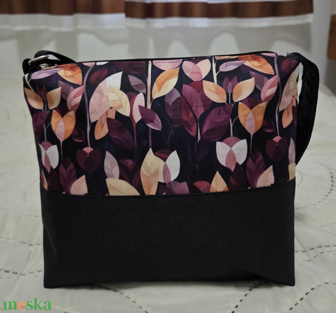 Fekete-leveles oldaltáska - táska & tok - kézitáska & válltáska - vállon átvethető táska - Meska.hu