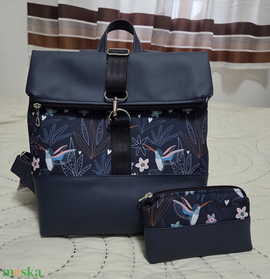 Kihajtható hátizsák gránitkék-kolibri mintás - táska & tok - hátizsák - roll top hátizsák - Meska.hu
