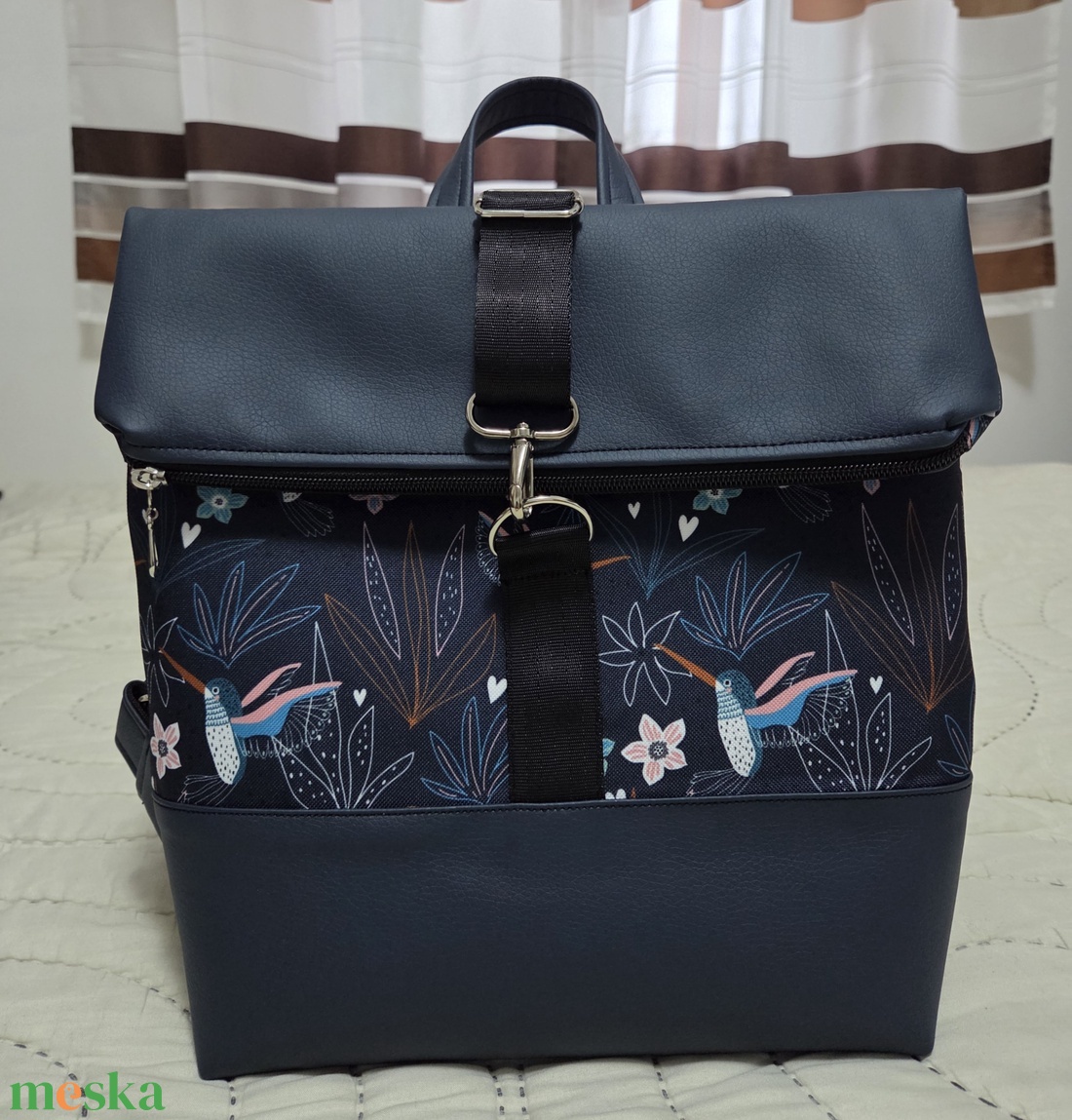 Kihajtható hátizsák gránitkék-kolibri mintás - táska & tok - hátizsák - roll top hátizsák - Meska.hu