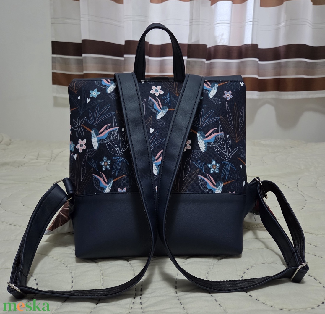 Kihajtható hátizsák gránitkék-kolibri mintás - táska & tok - hátizsák - roll top hátizsák - Meska.hu