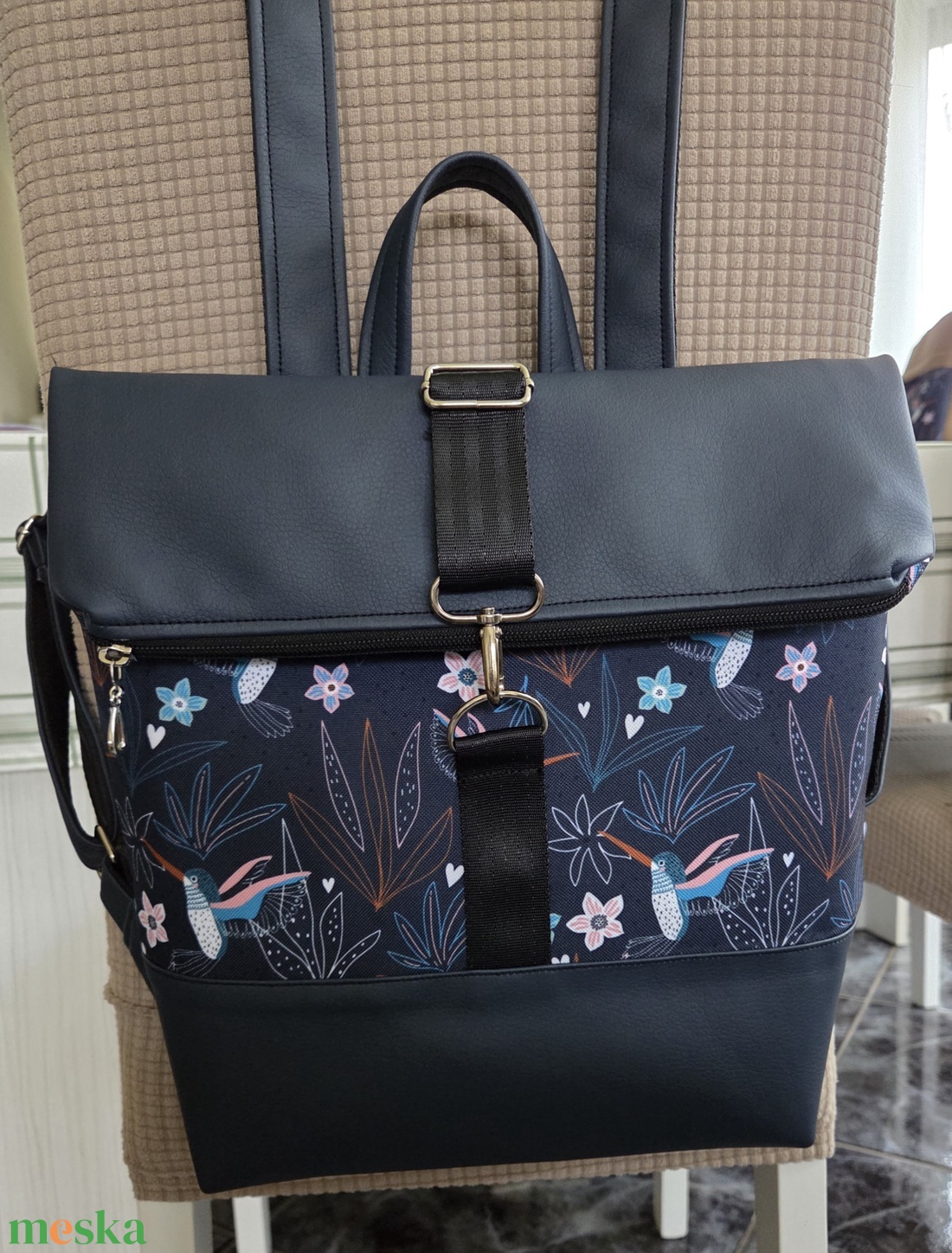 Kihajtható hátizsák gránitkék-kolibri mintás - táska & tok - hátizsák - roll top hátizsák - Meska.hu