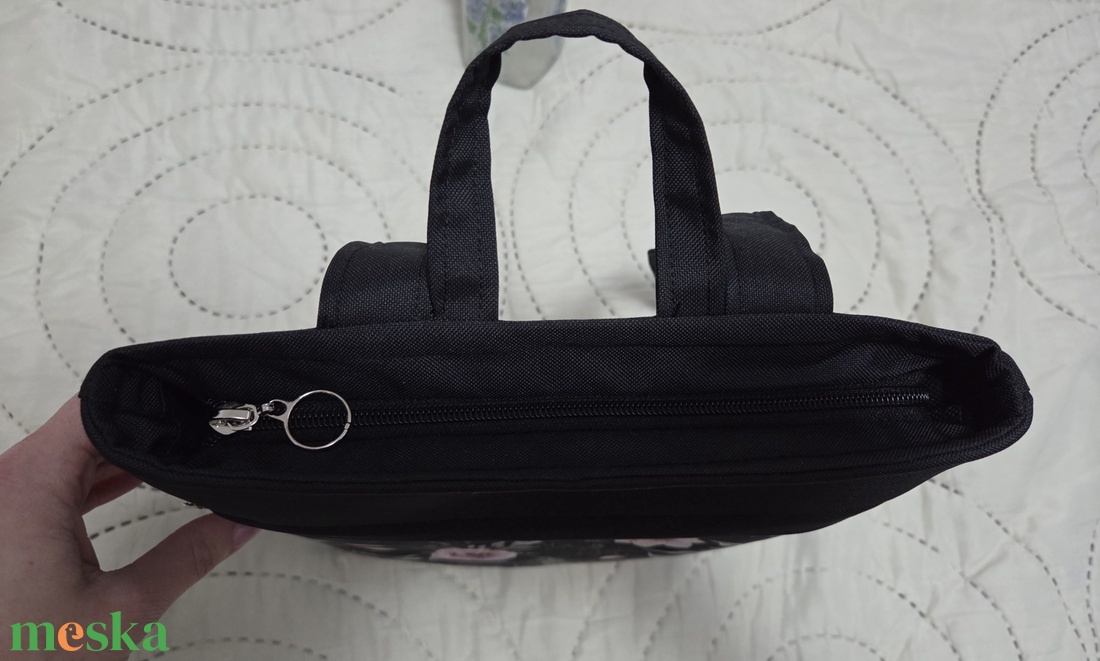 Hátizsák fekete-rózsaszín virágmintás - táska & tok - hátizsák - hátizsák - Meska.hu