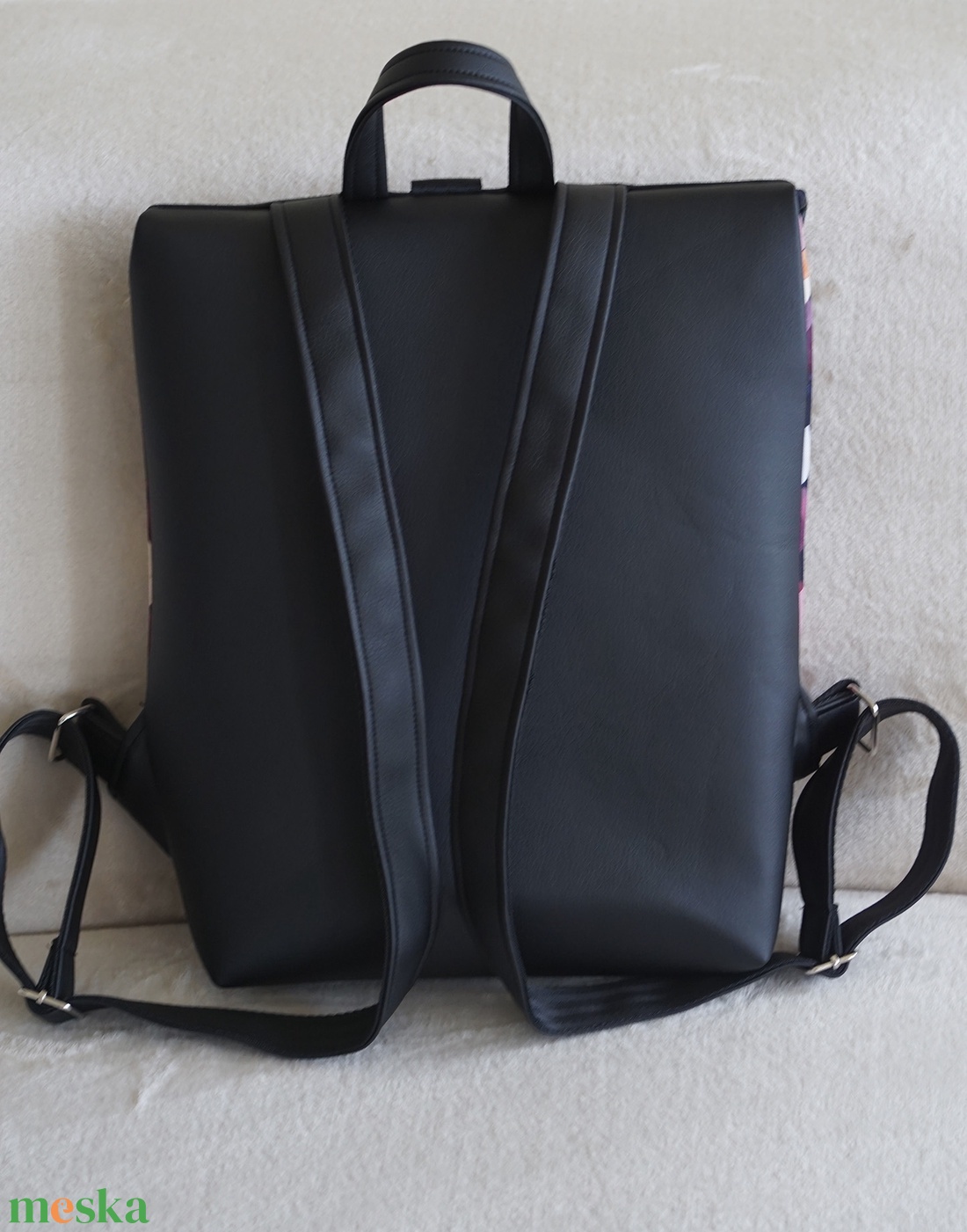 Kihajtható hátizsák fekete-bordó leveles mintás - táska & tok - hátizsák - roll top hátizsák - Meska.hu