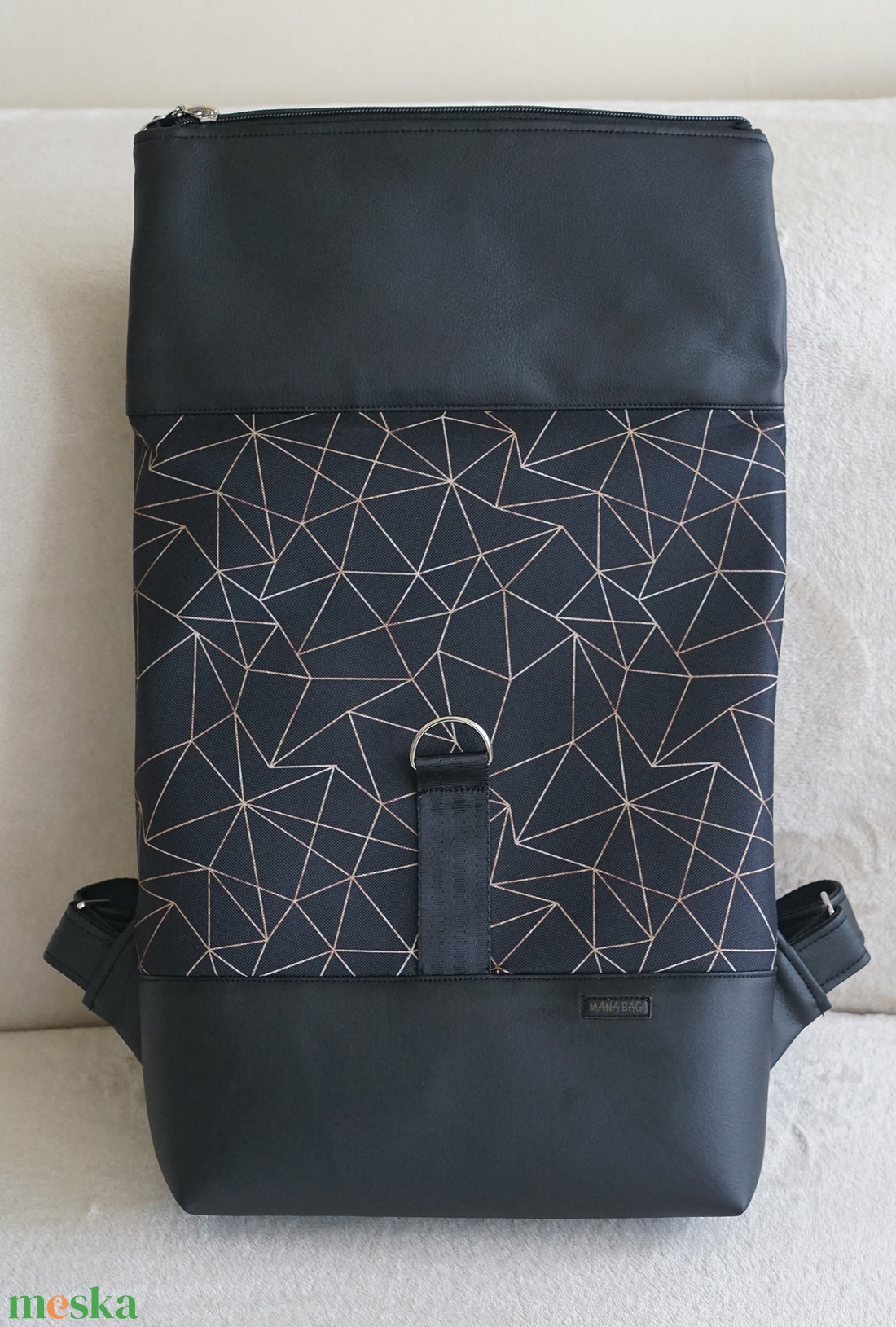 Kihajtható hátizsák fekete-fekete geometriai mintás - táska & tok - hátizsák - roll top hátizsák - Meska.hu