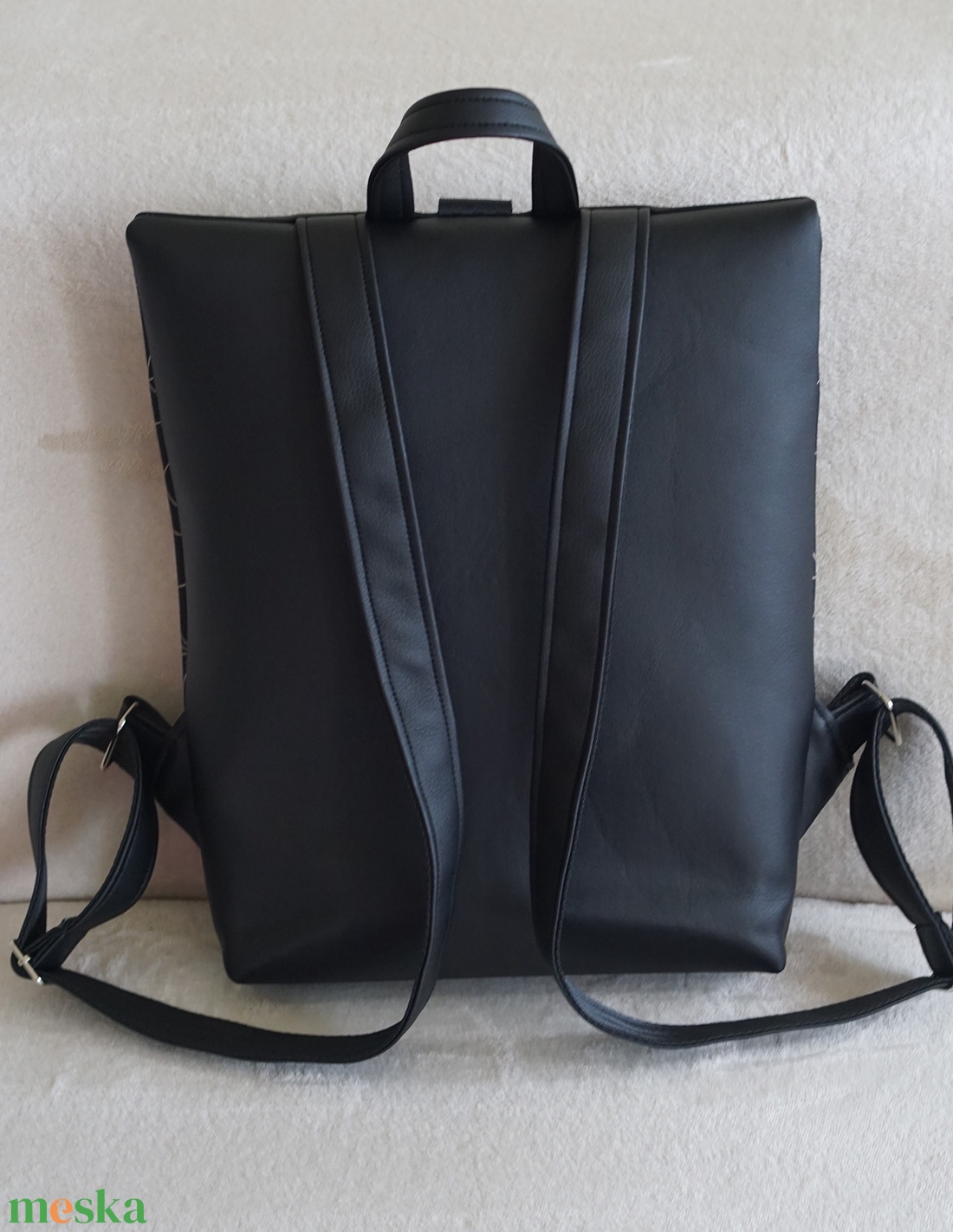 Kihajtható hátizsák fekete-fekete geometriai mintás - táska & tok - hátizsák - roll top hátizsák - Meska.hu