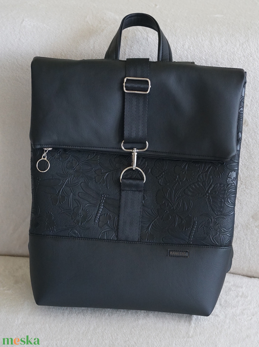 Kihajtható hátizsák fekete-nyomott pillangós - táska & tok - hátizsák - roll top hátizsák - Meska.hu