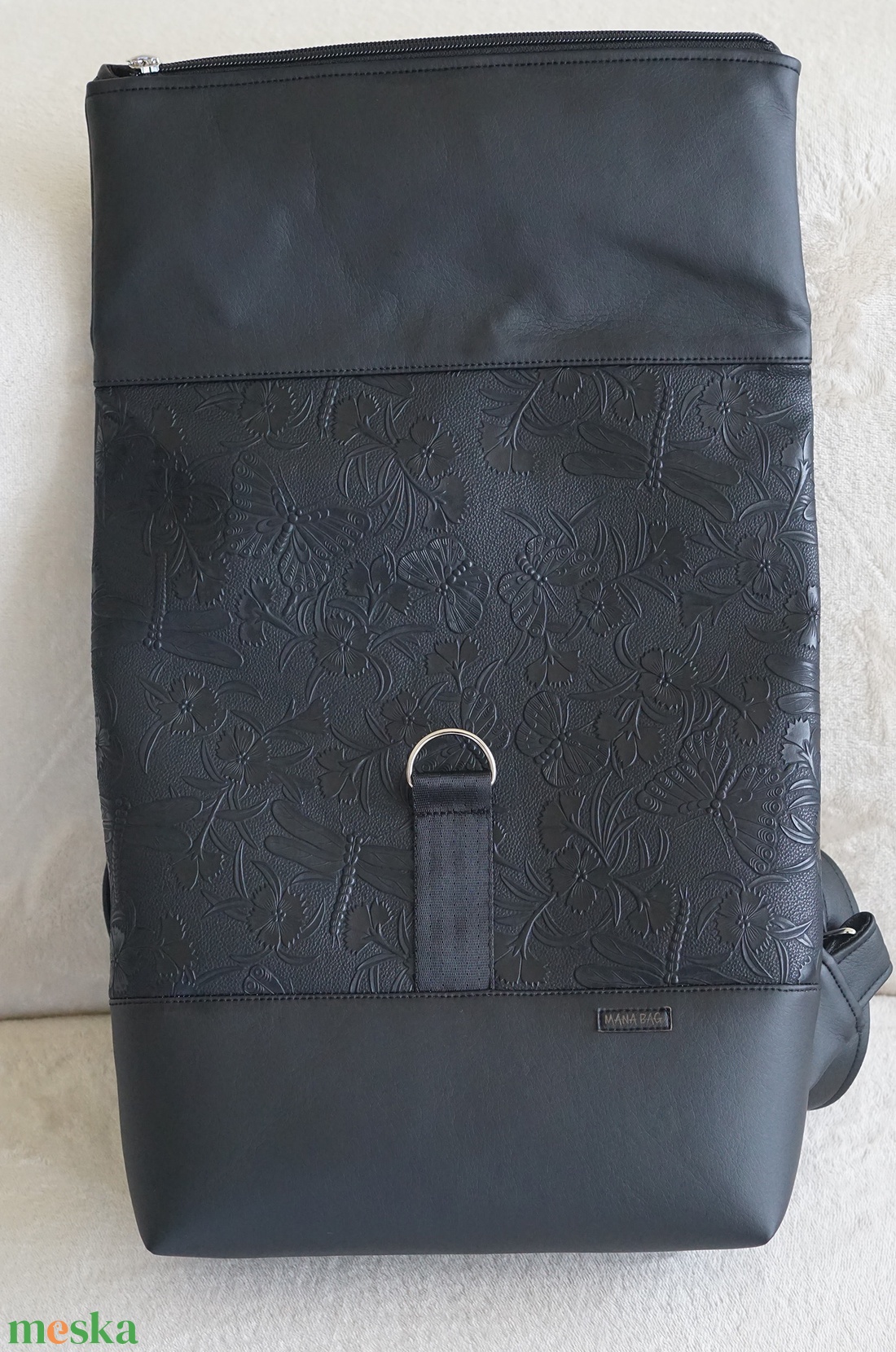 Kihajtható hátizsák fekete-nyomott pillangós - táska & tok - hátizsák - roll top hátizsák - Meska.hu