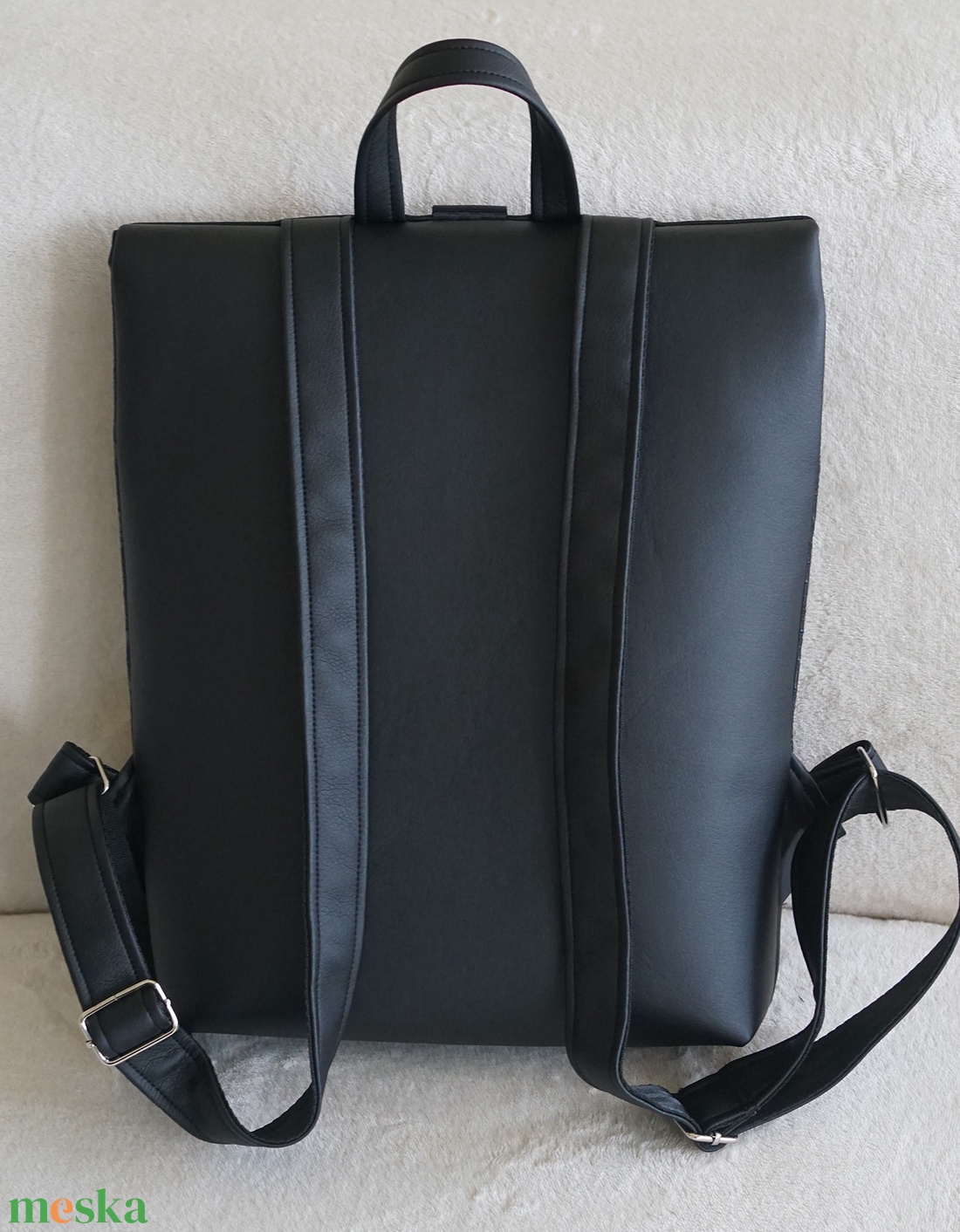 Kihajtható hátizsák fekete-nyomott pillangós - táska & tok - hátizsák - roll top hátizsák - Meska.hu