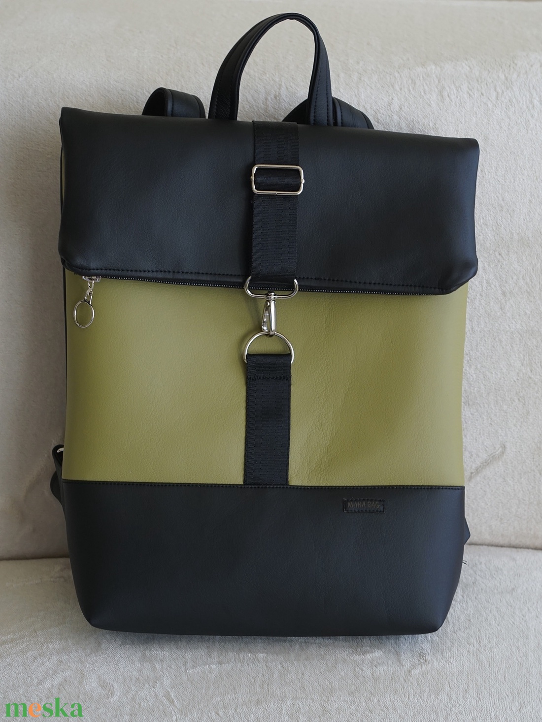 Kihajtható hátizsák fekete-olíva - táska & tok - hátizsák - roll top hátizsák - Meska.hu