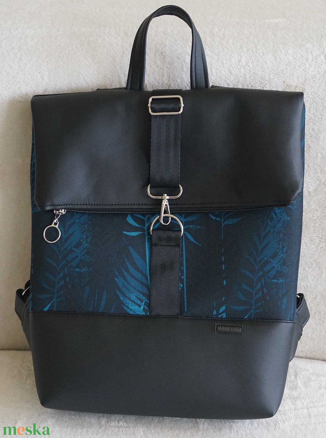 Kihajtható hátizsák fekete-leveles - táska & tok - hátizsák - roll top hátizsák - Meska.hu