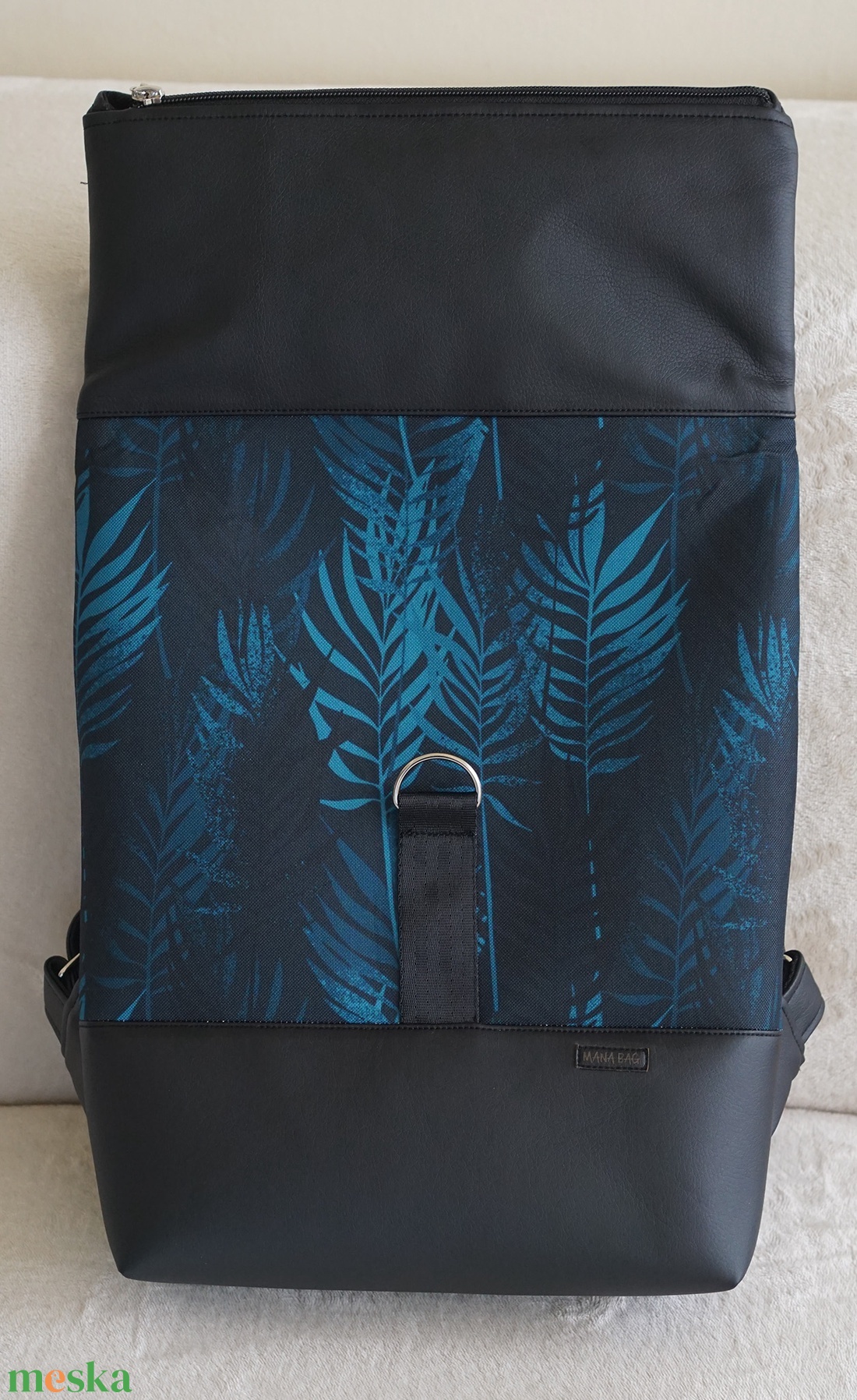 Kihajtható hátizsák fekete-leveles - táska & tok - hátizsák - roll top hátizsák - Meska.hu