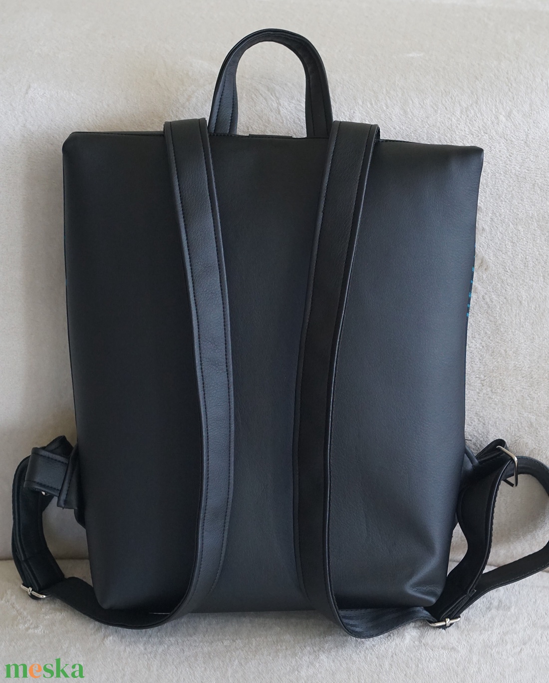 Kihajtható hátizsák fekete-leveles - táska & tok - hátizsák - roll top hátizsák - Meska.hu