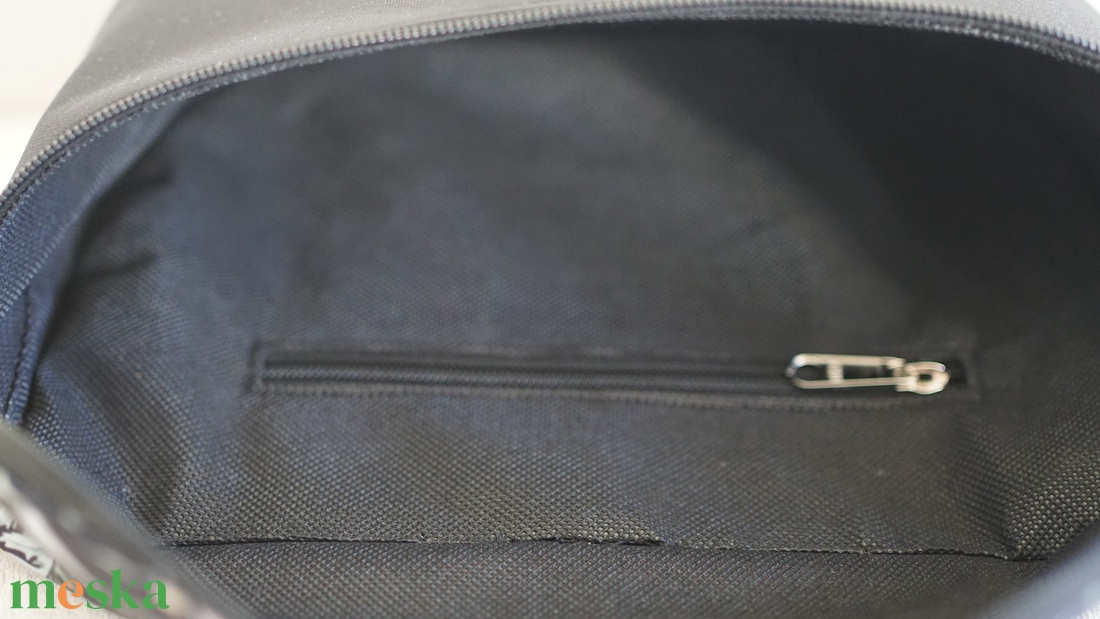 Oldaltáska fekete-mintás - táska & tok - kézitáska & válltáska - vállon átvethető táska - Meska.hu