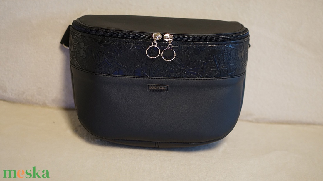 Oldaltáska fekete - nyomott pillangó mintás - táska & tok - kézitáska & válltáska - vállon átvethető táska - Meska.hu