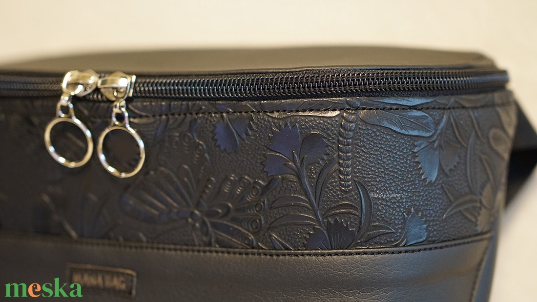 Oldaltáska fekete - nyomott pillangó mintás - táska & tok - kézitáska & válltáska - vállon átvethető táska - Meska.hu