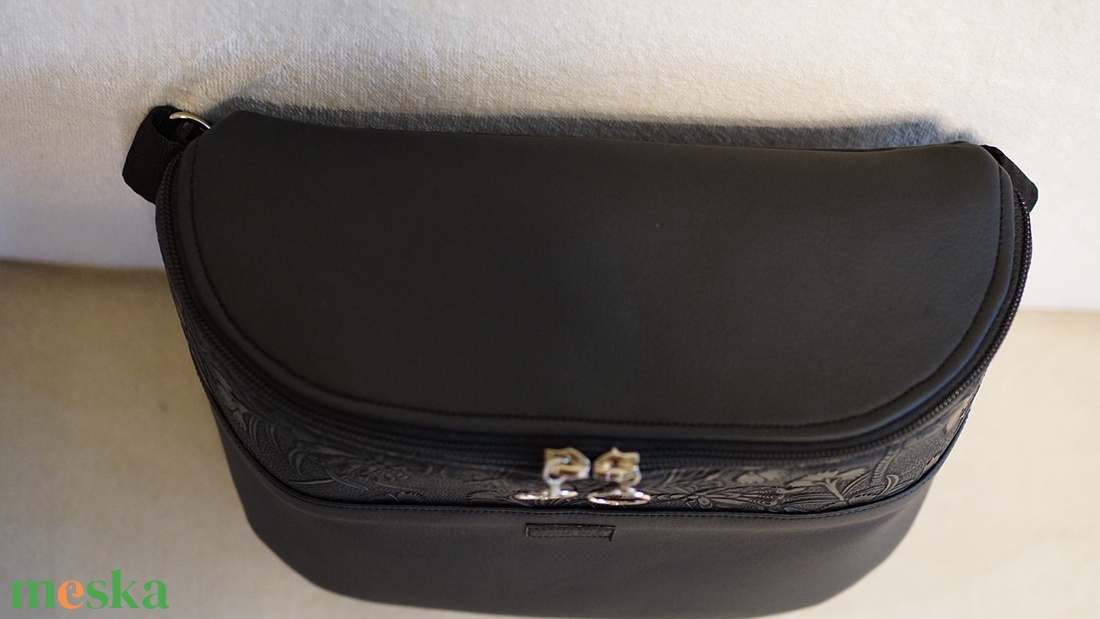 Oldaltáska fekete - nyomott pillangó mintás - táska & tok - kézitáska & válltáska - vállon átvethető táska - Meska.hu