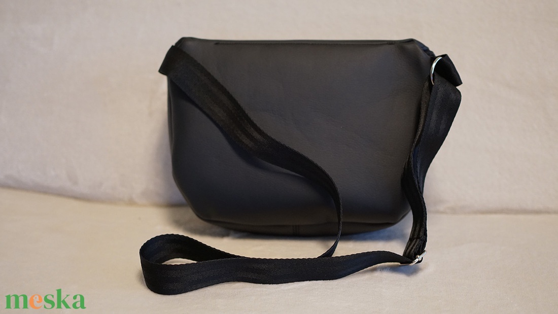 Oldaltáska fekete - nyomott pillangó mintás - táska & tok - kézitáska & válltáska - vállon átvethető táska - Meska.hu