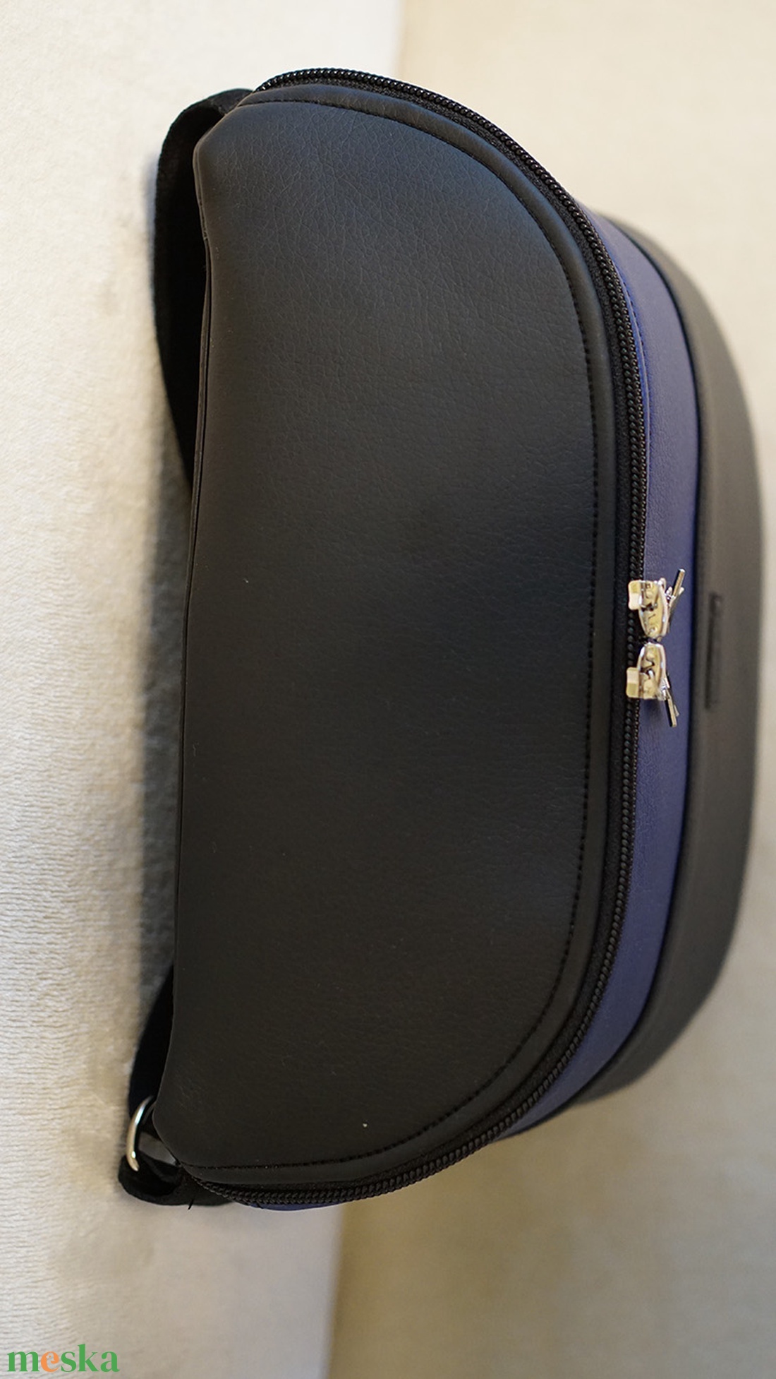 Oldaltáska fekete - metál kék - táska & tok - kézitáska & válltáska - vállon átvethető táska - Meska.hu