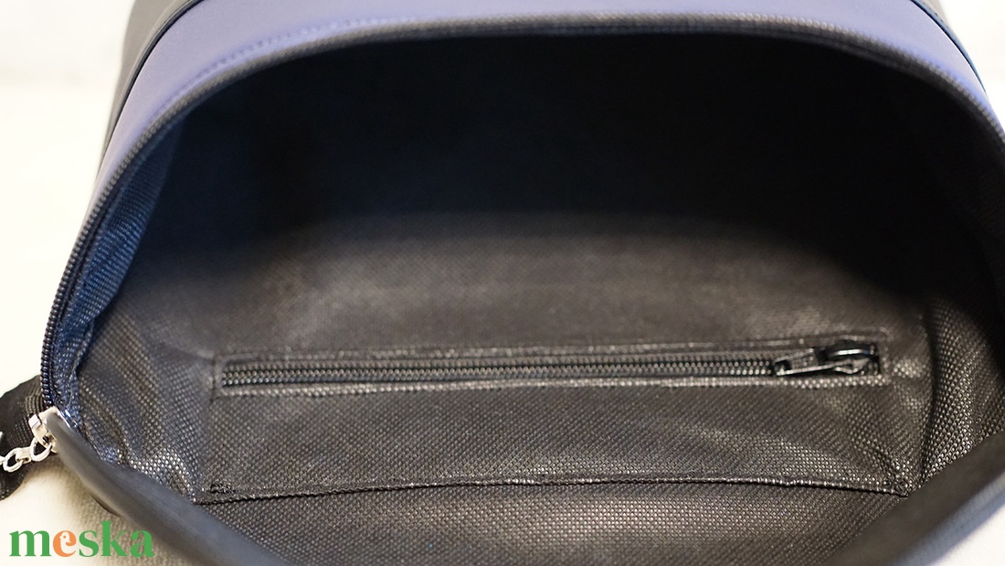 Oldaltáska fekete - metál kék - táska & tok - kézitáska & válltáska - vállon átvethető táska - Meska.hu