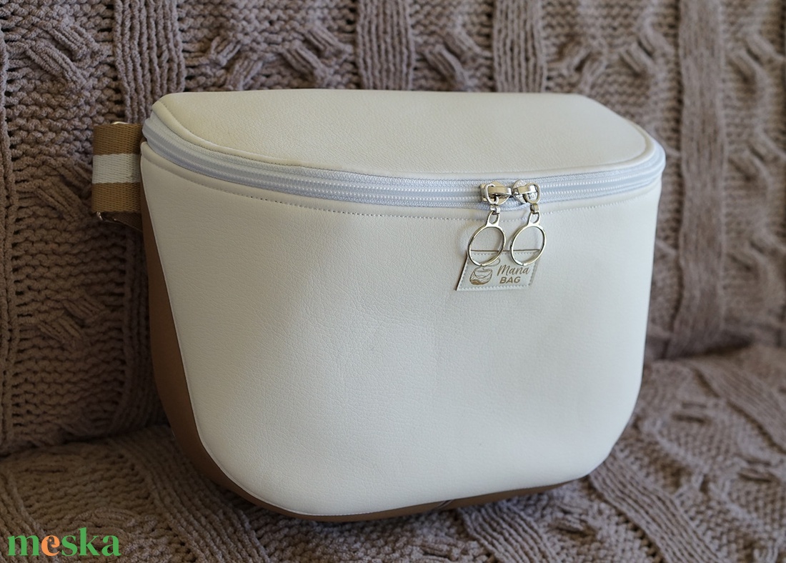 Oldaltáska fehér-barna - táska & tok - kézitáska & válltáska - vállon átvethető táska - Meska.hu