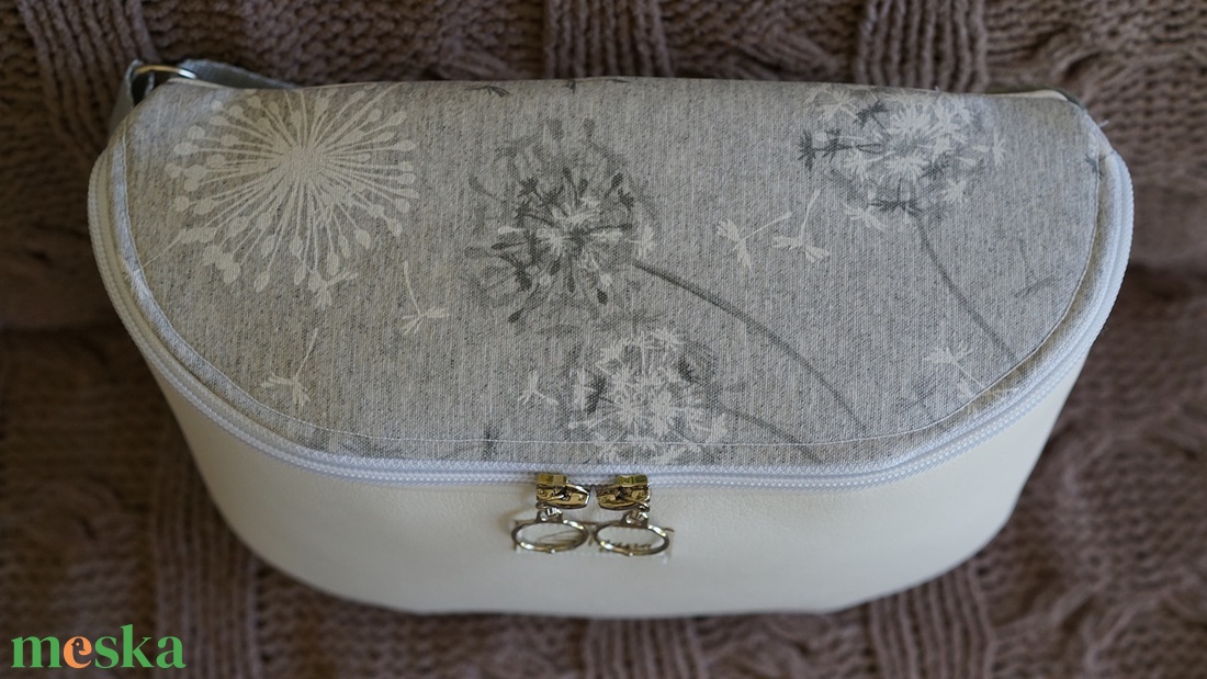 Oldaltáska fehér-szürke pitypangos - táska & tok - kézitáska & válltáska - vállon átvethető táska - Meska.hu