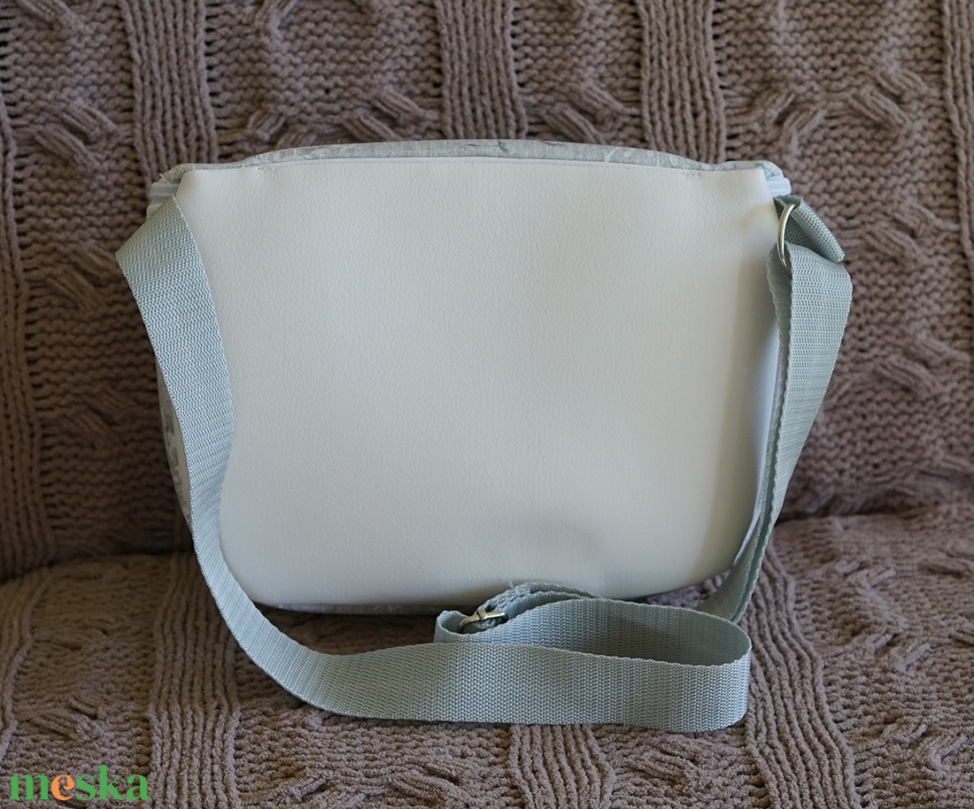 Oldaltáska fehér-szürke pitypangos - táska & tok - kézitáska & válltáska - vállon átvethető táska - Meska.hu