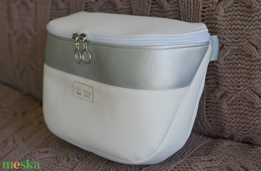 Oldaltáska fehér-ezüst - táska & tok - kézitáska & válltáska - vállon átvethető táska - Meska.hu