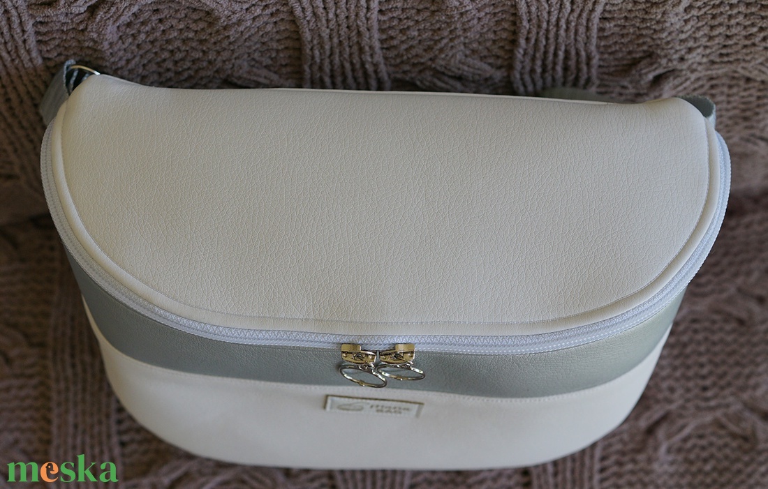 Oldaltáska fehér-ezüst - táska & tok - kézitáska & válltáska - vállon átvethető táska - Meska.hu