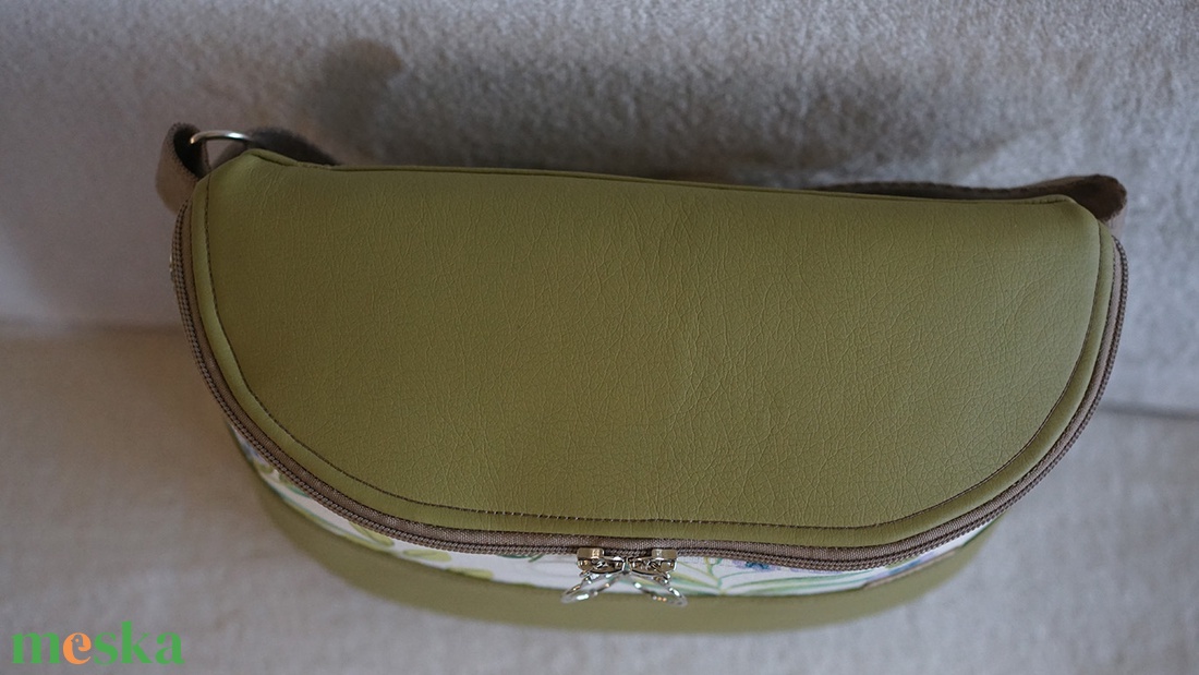 Oldaltáska olívazöld-mintás - táska & tok - kézitáska & válltáska - vállon átvethető táska - Meska.hu