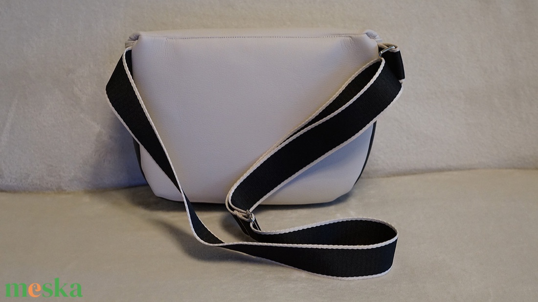 Oldaltáska mandula-fekete - táska & tok - kézitáska & válltáska - vállon átvethető táska - Meska.hu