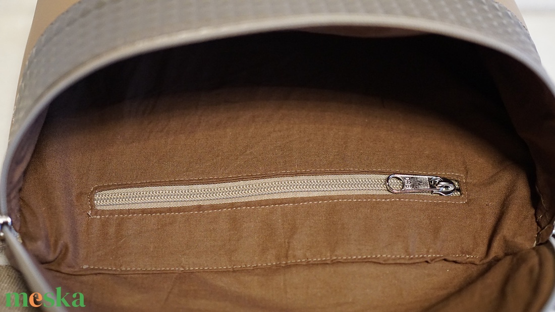 Oldaltáska barna-piramis mintás - táska & tok - kézitáska & válltáska - vállon átvethető táska - Meska.hu