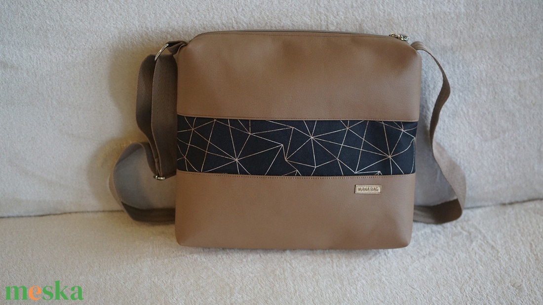 Barna-fekete geometriai mintás oldaltáska - táska & tok - kézitáska & válltáska - vállon átvethető táska - Meska.hu