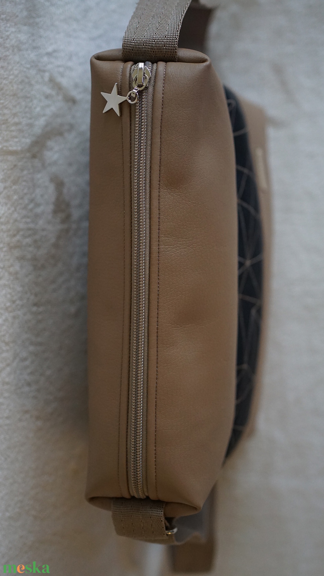 Barna-fekete geometriai mintás oldaltáska - táska & tok - kézitáska & válltáska - vállon átvethető táska - Meska.hu