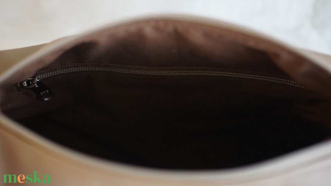 Barna-fekete geometriai mintás oldaltáska - táska & tok - kézitáska & válltáska - vállon átvethető táska - Meska.hu