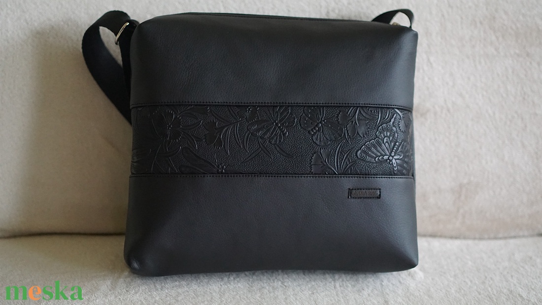 Barna-fekete pillangó mintás oldaltáska - táska & tok - kézitáska & válltáska - vállon átvethető táska - Meska.hu