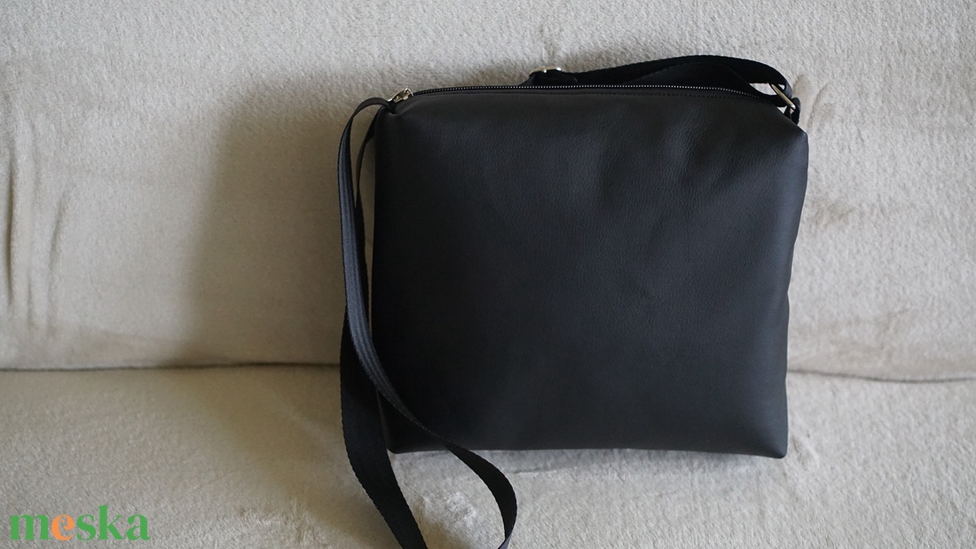 Barna-fekete pillangó mintás oldaltáska - táska & tok - kézitáska & válltáska - vállon átvethető táska - Meska.hu