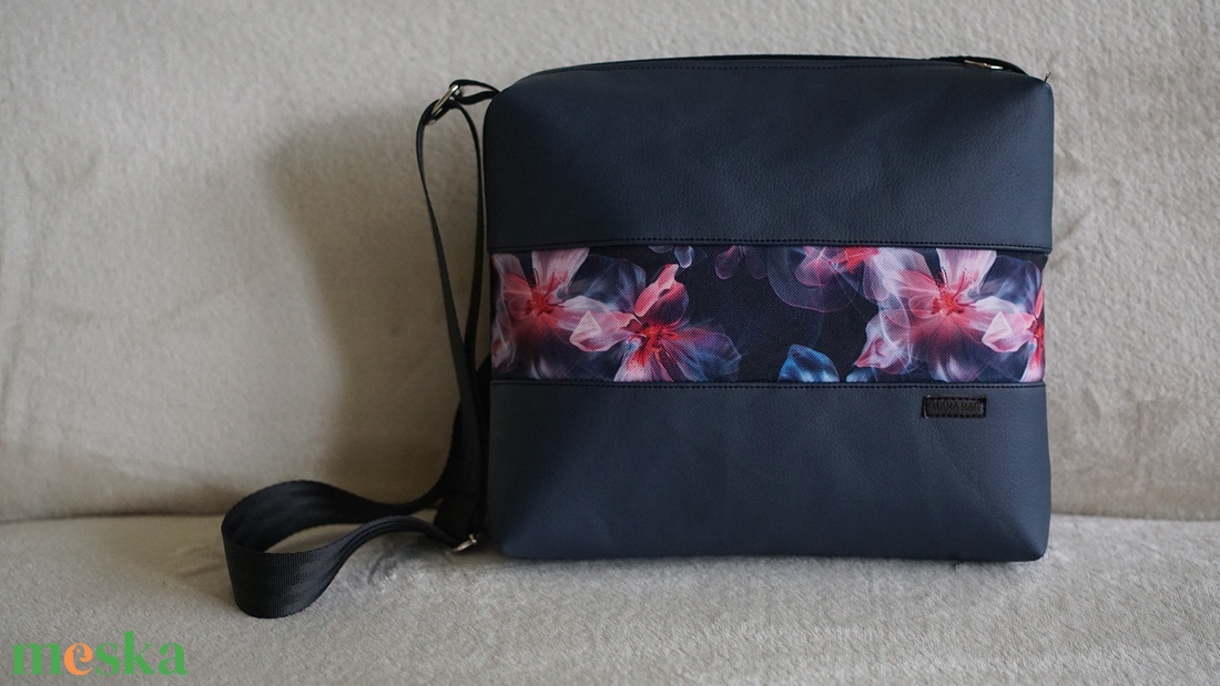 Gárnitkék - rózsaszín mintás oldaltáska - táska & tok - kézitáska & válltáska - vállon átvethető táska - Meska.hu