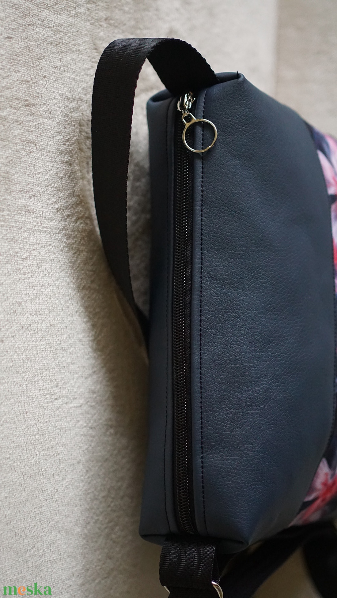 Gárnitkék - rózsaszín mintás oldaltáska - táska & tok - kézitáska & válltáska - vállon átvethető táska - Meska.hu