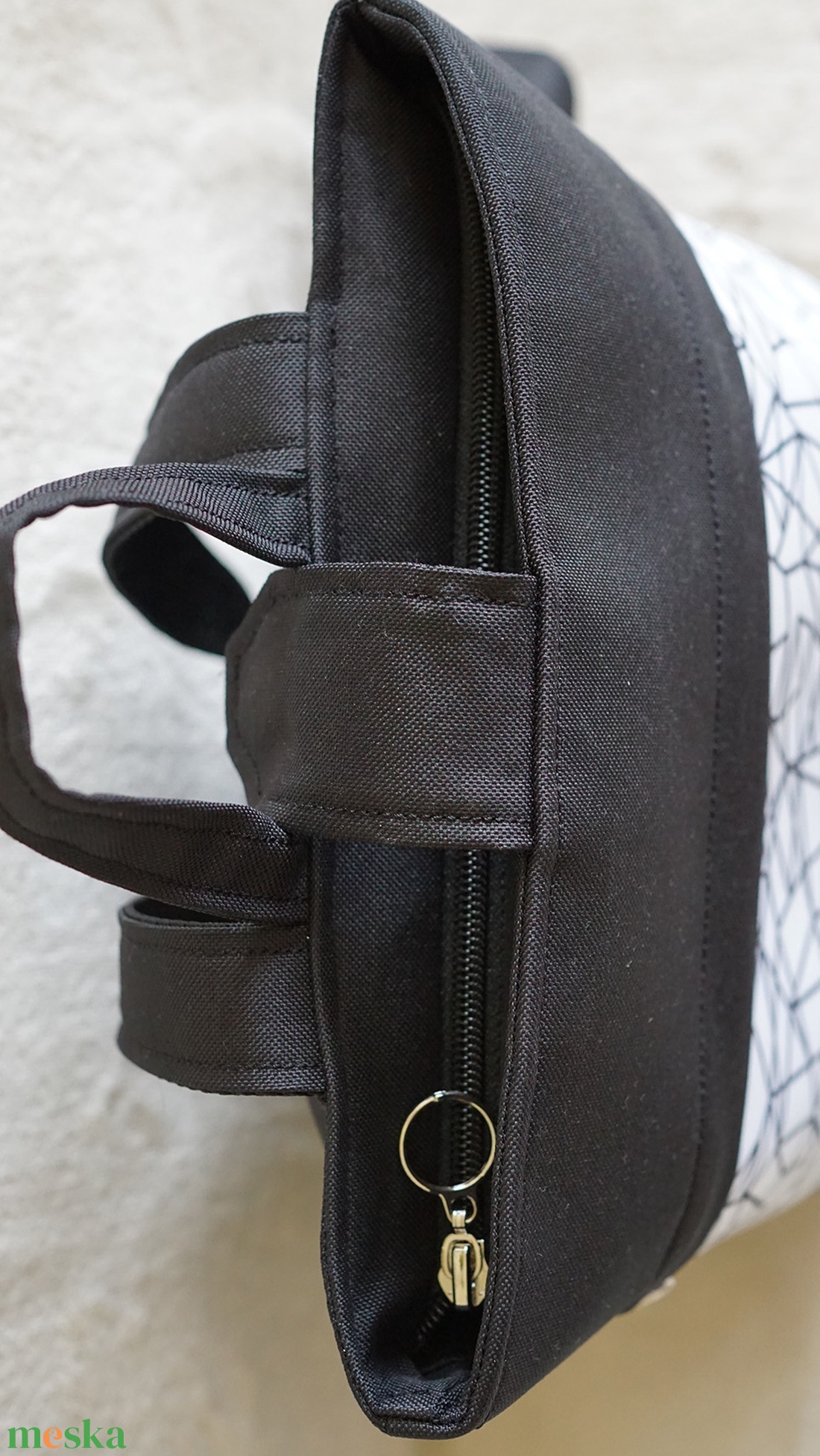 Hátizsák fekete-fehér geometriai mintás - táska & tok - hátizsák - hátizsák - Meska.hu