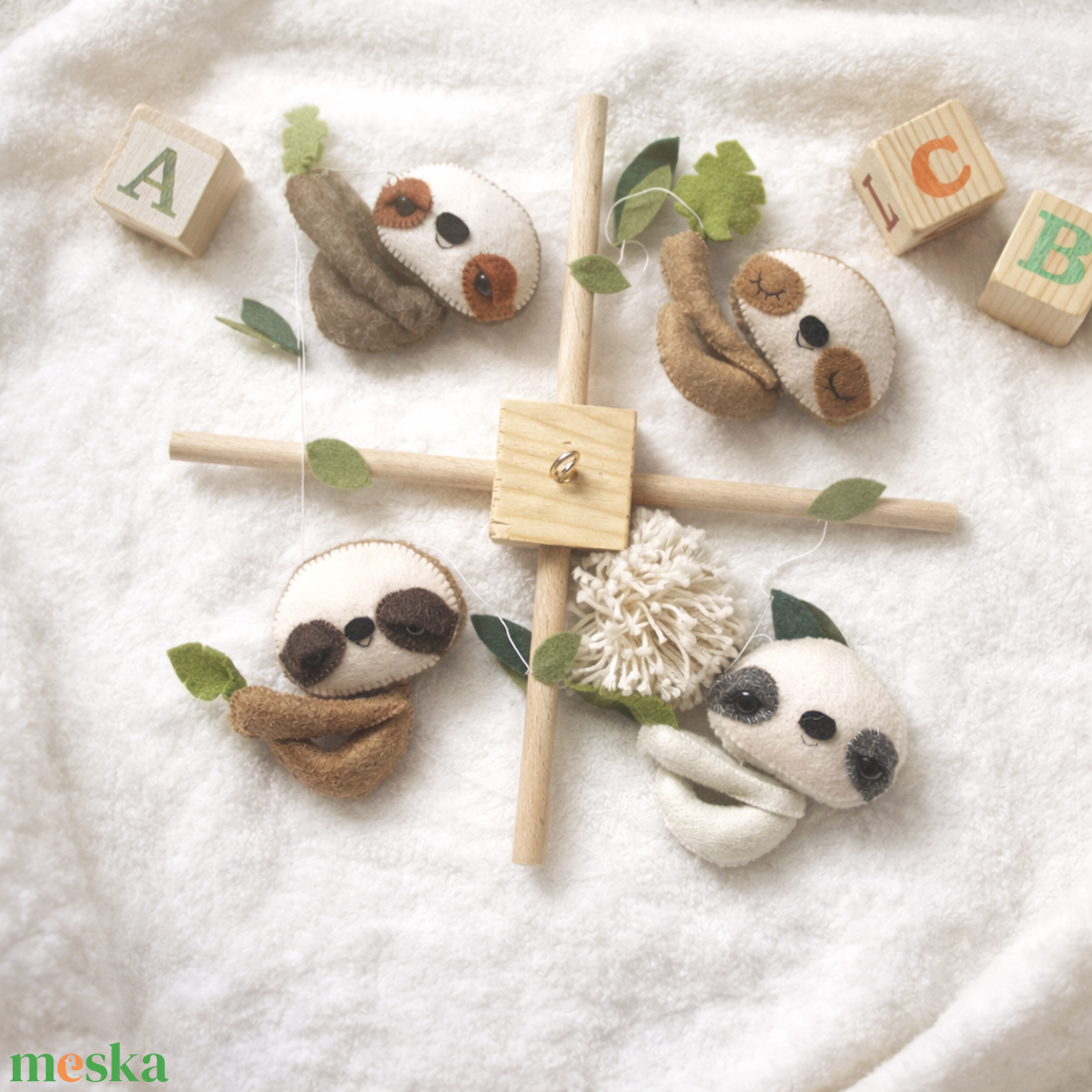 BABAFORGÓ lajhárral, kézműves magyar termék Mancsicsi műhelyéből  - baba - mama - baba játékok - kiságyforgó - Meska.hu