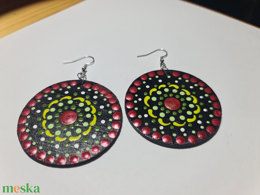 Mandala pontozott fa-akril fülbevaló 5cm hand made egyedi új (II) - ékszer - fülbevaló - lógós kerek fülbevaló - Meska.hu