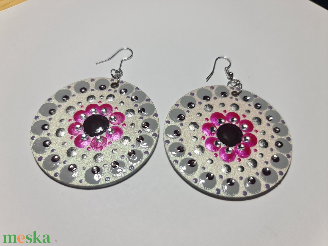 Mandala pontozott fa-akril fülbevaló 5cm hand made egyedi új (III) - ékszer - fülbevaló - lógós kerek fülbevaló - Meska.hu