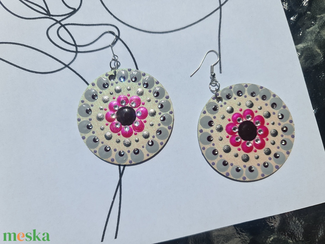 Mandala pontozott fa-akril fülbevaló 5cm hand made egyedi új (III) - ékszer - fülbevaló - lógós kerek fülbevaló - Meska.hu