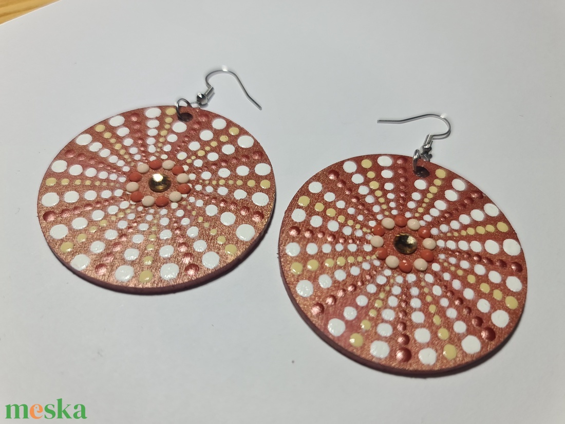 Mandala pontozott fa-akril fülbevaló 5cm hand made egyedi új (IV) - ékszer - fülbevaló - lógós kerek fülbevaló - Meska.hu