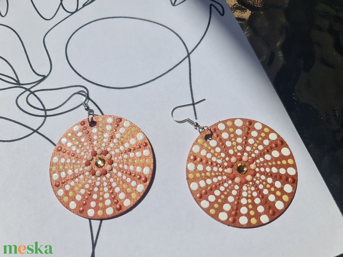 Mandala pontozott fa-akril fülbevaló 5cm hand made egyedi új (IV) - ékszer - fülbevaló - lógós kerek fülbevaló - Meska.hu
