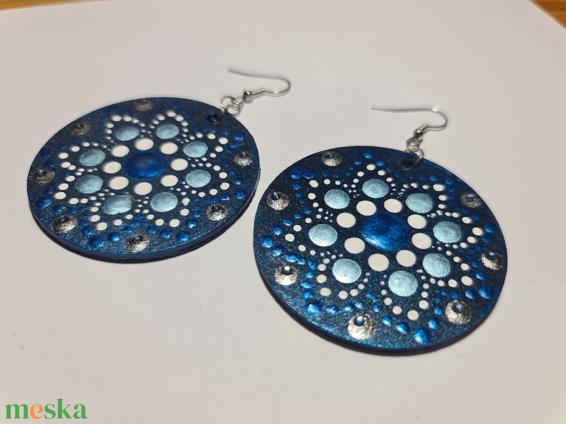 Mandala pontozott fa-akril fülbevaló 5cm hand made egyedi új (V) - ékszer - fülbevaló - lógós kerek fülbevaló - Meska.hu