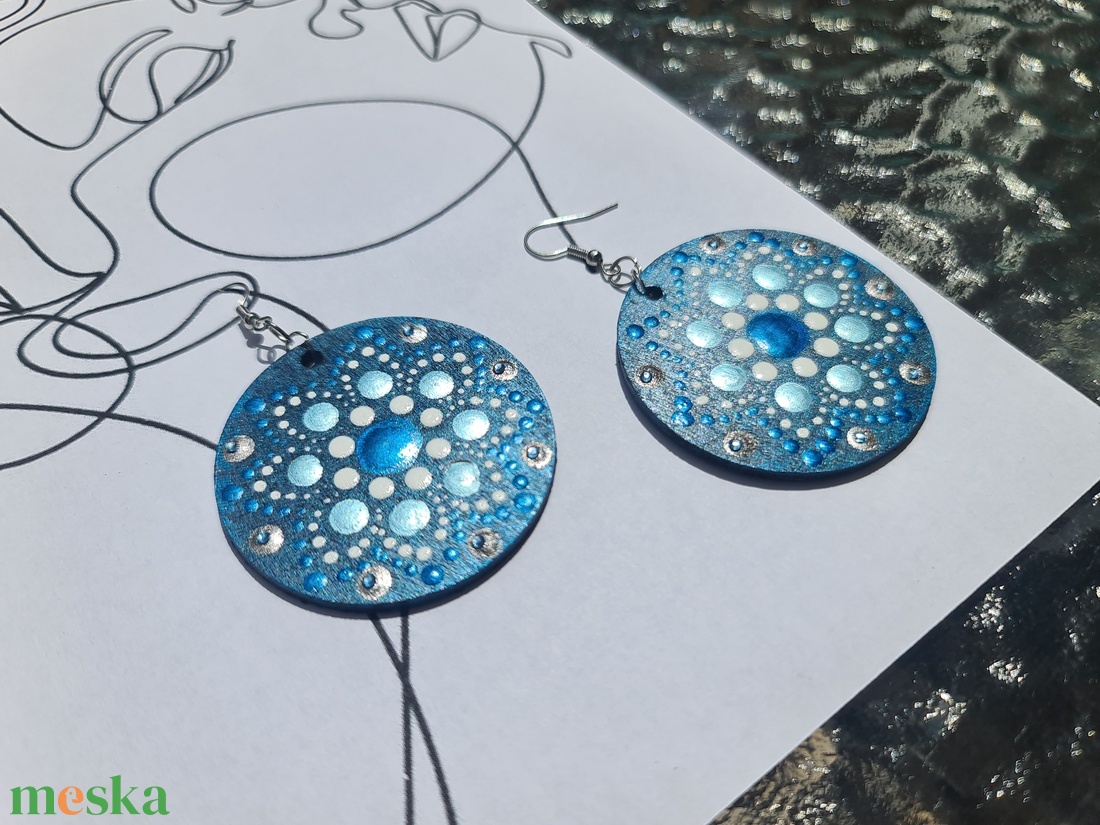 Mandala pontozott fa-akril fülbevaló 5cm hand made egyedi új (V) - ékszer - fülbevaló - lógós kerek fülbevaló - Meska.hu