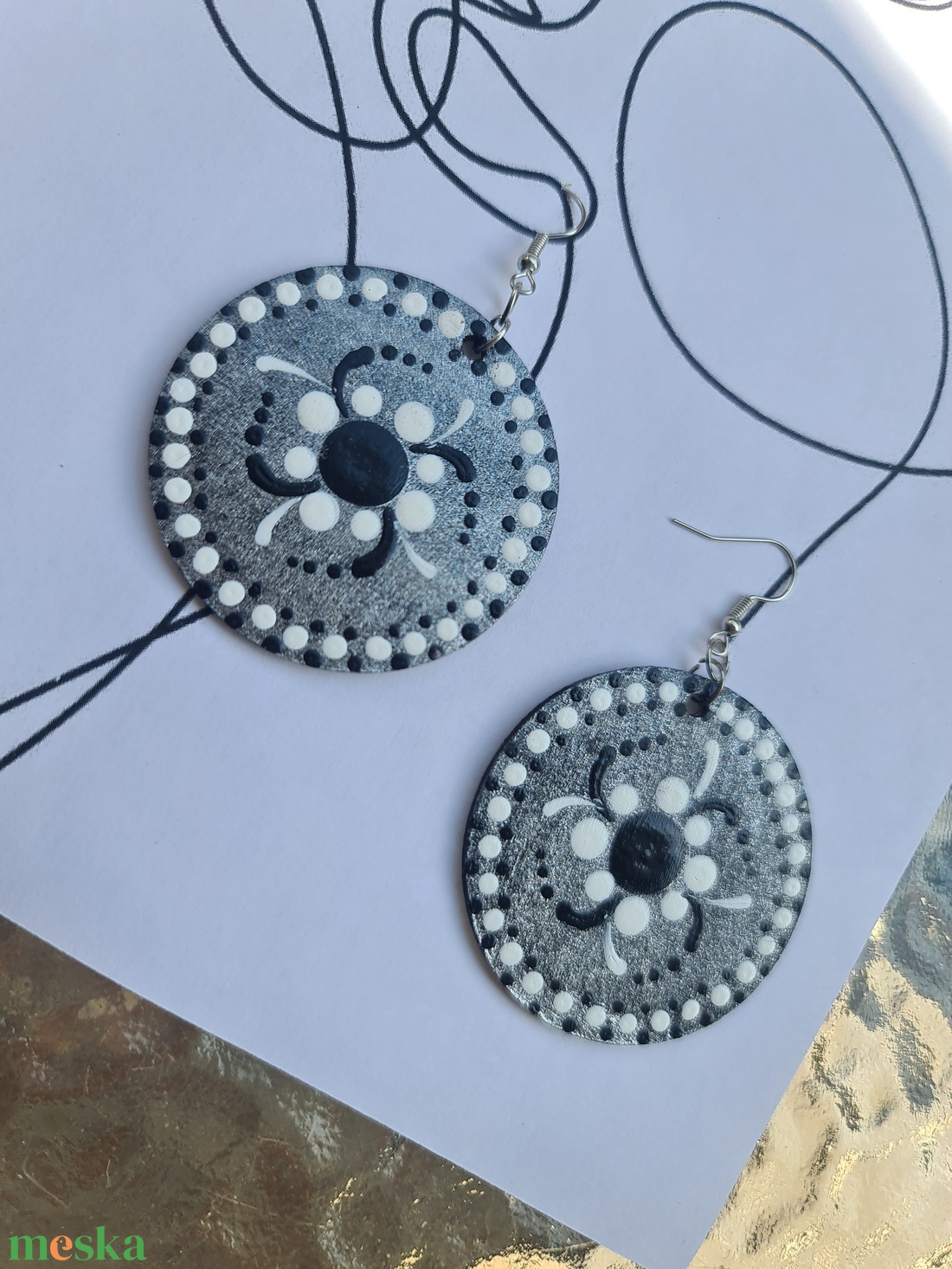 Mandala pontozott fa-akril fülbevaló 5cm hand made egyedi új (VI) - ékszer - fülbevaló - lógós kerek fülbevaló - Meska.hu